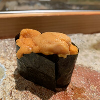 匠 進吾 - こんな中でも、しっかりと素晴らしい馬糞雲丹が入る。魚屋さんとの信頼が透けて見える一カン。