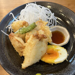 Kashiwa - かしわ天、ししとう、半熟卵天、大根サラダ