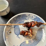 Shinkawa En - 一口目は串を持って、ふた口目以降は箸で串から抜いて食べる