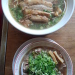 新立麺館 - デリシャスラーメン大と焼肉定食のラーメン（サイズ比較）