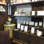 やなか珈琲店 - 店内のコーヒー豆など