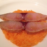 ラシェット・ブランシュ - 前菜　鰆の燻製と人参のサラダ