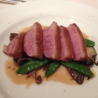 ラシェット・ブランシュ - メイン　仔鴨胸肉のロースト　きのこ添え