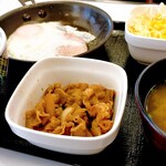 Yoshinoya - ハムエッグ牛小鉢定食