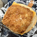 メルシー - フィッシュバーガーの中身　ラウンドパンに挟んであります。ラウンドパンはモチモチで食べやすい♪