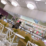 ラデュレ  - おしゃれな店内♪