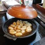 Doutombori - ホクホクにんにく焼き  蒸し焼きですね  油とニンニクのいい香り❗