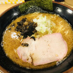 柴田商店 - 丼は小ぶり。円錐形なので、スープも麺も少ないっす
