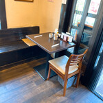 Udon Ya Kazu - 【2022年04月】店内：通常のテーブル席。