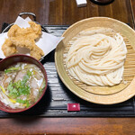 Udon Ya Kazu - 【2022年04月】肉煮干し＠820円、かしわサクサク天＠370円、提供時。