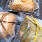 Cake&bread CHIFFON - チーズケーキ¥350。スコーン各¥170