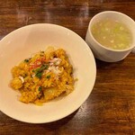焼鳥 ブロシェット - カレー風味炒めご飯、スープ