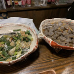 カフェ ナノパン ダイニングバー - 左が葉玉ねぎの七味炒め、右がこんにゃくの炒り煮