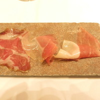イタリアン オット - 3種類の生ハム食べ比べ　バスク白豚　ビゴール黒豚　豚の首の回りのコッパ