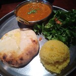 タンドールバル カマルプール - カマルランチ 800円(税込)
      ポークキーマ（辛口）、チーズ ・クルチャ200円（税込）