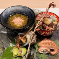 新宿 鮨 よこ田 - 季節感ある前菜の盛り付け