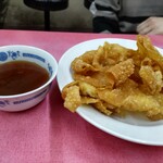 中華料理 萬福 - 揚げワンタン。甘酢をつけていただきます。