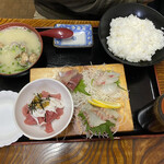 Manei Shokudou - 刺身定食、ご飯の量選べました。聞かれない時は自分で答えてください。これはたしか普通ぐらいと言いました。大盛りぐらいの量ありますね。