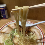 中華そば専門 田中そば店 - 麺リフト。ちぢれ麺がスープに絡む。麺量は少ないかな