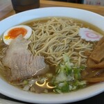 にぼしラーメン かのうや - 良いお顔してますよね。スープが少ないわけではありません。麺大盛りにしたからです。