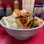 ラーメン二郎 - 小豚野菜からめニンニク少な目うずらニラダレ