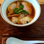 Ramen FeeL - ワンタン入り醤油らぁ麺(税込1450円)