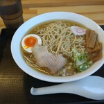 にぼしラーメン かのうや - はいっ！登場しました「煮干しラーメン 麺大盛」(¥850-税込)でーす。