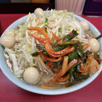 ラーメン二郎 - 小豚野菜からめニンニク少な目うずらニラダレ
