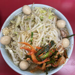 ラーメン二郎 - 小豚野菜からめニンニク少な目うずらニラダレ