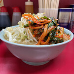 ラーメン二郎 - 小豚野菜からめニンニク少な目うずらニラダレ