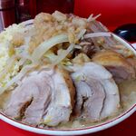 ラーメン二郎  - （2022.04.15）並（麺280g）、豚増し、ニンニクましまし、アブラましまし　別角度