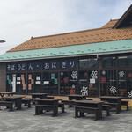 和麺 ささき - 晴れていると、お外で食べるのも気持ちよさそうです。