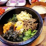 韓国料理 チキン＆サムギョプサル COCOYA - 石焼ビビンパ880円全景