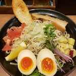 つけめん・らーめん　海老鶏麺蔵 - 彩りも鮮やか