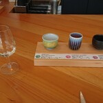 農口尚彦研究所　杜庵 - 無濾過生原酒三杯。セパレートのスタンド用の日華石といい、地元の資源、伝統工芸品やイメージに満たされた杜庵。九谷焼以外にも珠洲焼や能登ガラス、漆器の酒器は当然のこと、小物から壁に至るまで楽しめます。