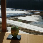 農口尚彦研究所　杜庵 - 残雪の観音下の田園風景。吉田美統氏とも親交がある杜氏。