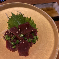 馬桜 下通り店 - 厚切り馬レバ刺身