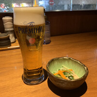 馬桜 下通り店 - 生ビール、お通し(馬肉と水菜のお浸し)