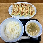 横浜とんとん - 餃子と半ライス、スープの全体像