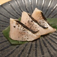 名古屋 栄 鮨 栄華 - 鰆のたたきは竹炭塩で