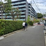 でぶそば - ②正面マンションの場所にはかつて資生堂の大船工場が有りました