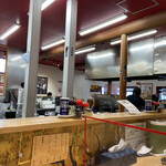 和風ピンポン竹末 - 全竹末店舗で一番の広さ。キッチンがカウンターに囲まれ、ライブさながらにラーメン作りの様子を楽しめます☆