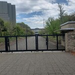 でぶそば - 鎌倉女子大学メインゲート（この中は全て当時の松竹大船撮影所内）