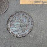 でぶそば - プロムナードのマンホール