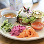 METoA Cafe ＆ Kitchen - スマッシュアボカドトースト＠税込1,518円