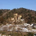 農口尚彦研究所　杜庵 - 観音下の石切場跡が杜庵の目の前にあります。かつてここから採石した柔らかい黄色がかった日華石は、国会議事堂などに使われています。