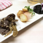 がばちょ - セット（アテ3品+ドリンク1杯/500円） この日のラインナップは、牛キンピラ、クリチナマハムクルトン、しば漬け巻き♡