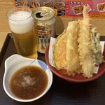 いわもとQ - 天ぷら盛合せ(400円)と、ビール(350円)。これが良いんだよ。