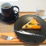 カフェ ハロゲン - オレンジタルトとホットコーヒー