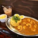 オン・ザ・ビート - 海老カレーとアイスチャイ。海老カレーにはアチャールとヨーグルトが付きます。